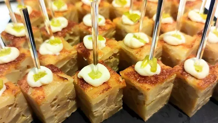 Dados de tortilla con brocheta