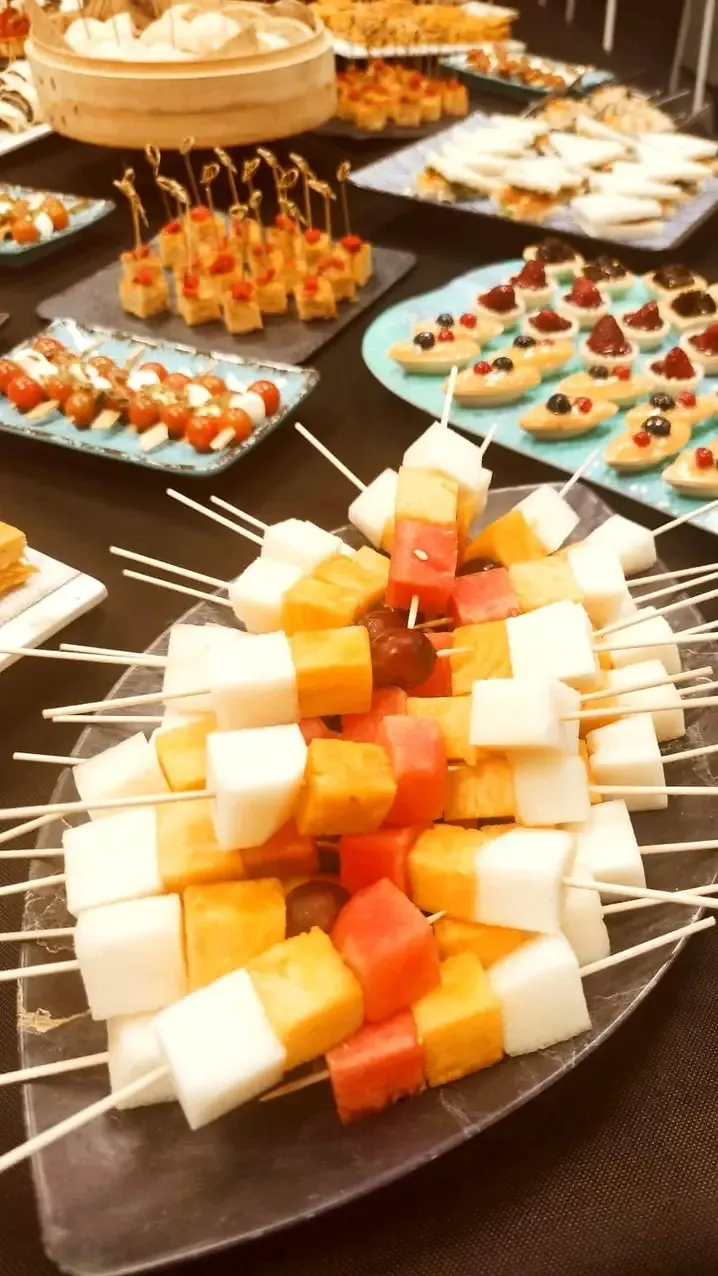 Brochetas de fruta para coffee break