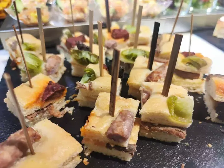 Pinchos de sándwich sobre pizarra para coffee break