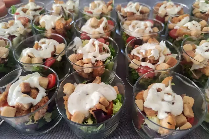 Vasitos de ensalada para coffee break