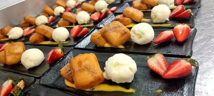Bollos dulces con fresas sobre pizarra