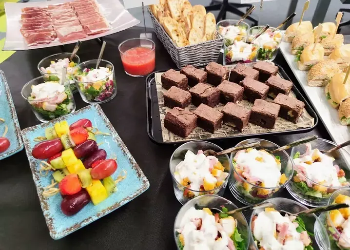 Mesa de desayuno con embutidos, brownies y fruta