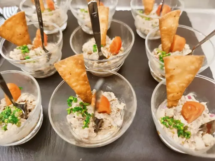 Vasitos de ensalada con totopos