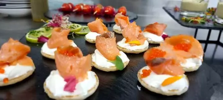 Canapés de salmón sobre pizarra