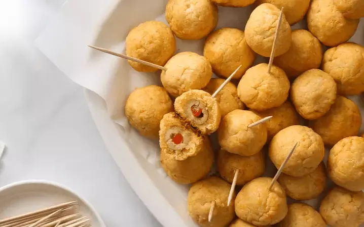 Croquetas con palillo en bandeja