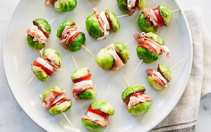 Coles de Bruselas con jamón en brocheta