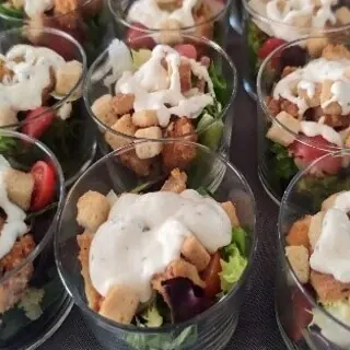 Ensalada César con pollo y bacon crujiente