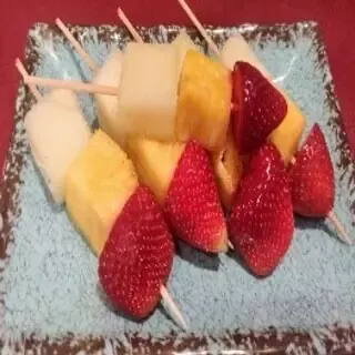 Minibrochetas de fruta de temporada