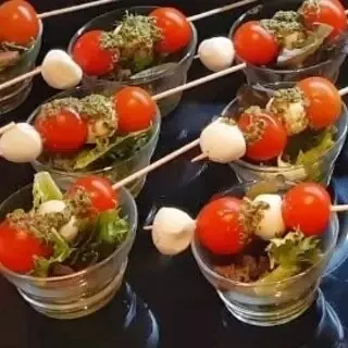Minibrochetas de tomate cherry con perlas de mozzarella y pesto genovés