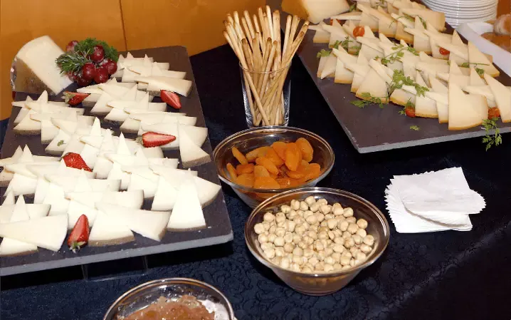 Mesa de quesos y aperitivos para catering a domicilio