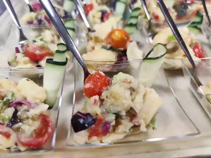 Vasitos de ensaladilla con verduras
