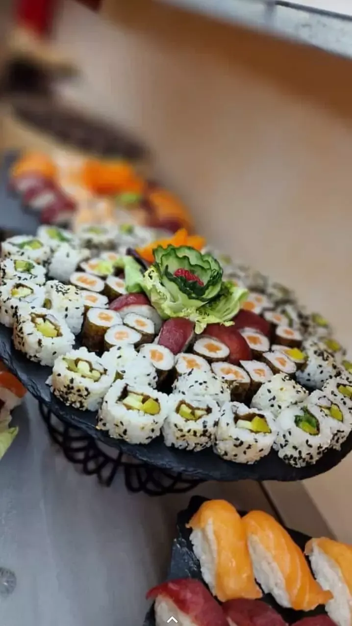 Bandeja de sushi variado