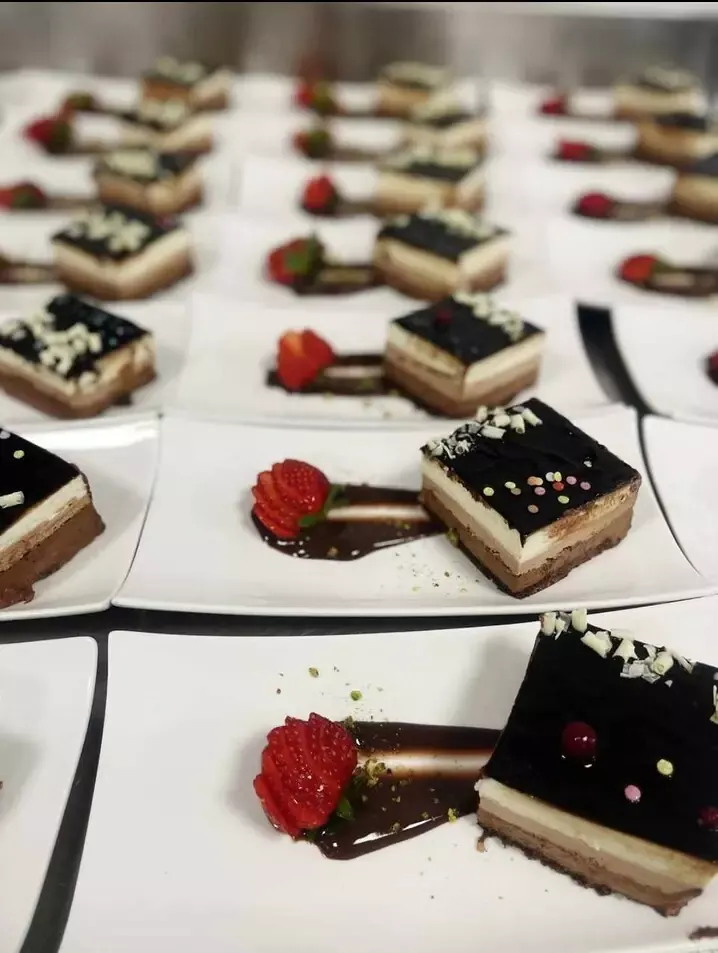 Porciones de tarta de chocolate en plato