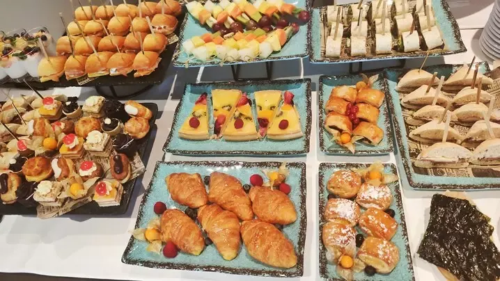 Bandejas de bollería y salados para desayuno especial
