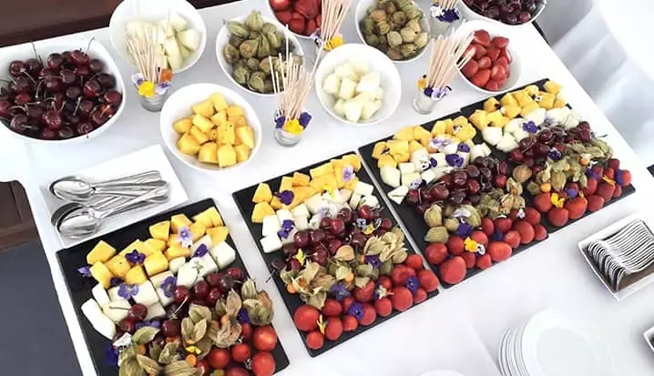 Mesa de frutas y quesos para desayuno especial