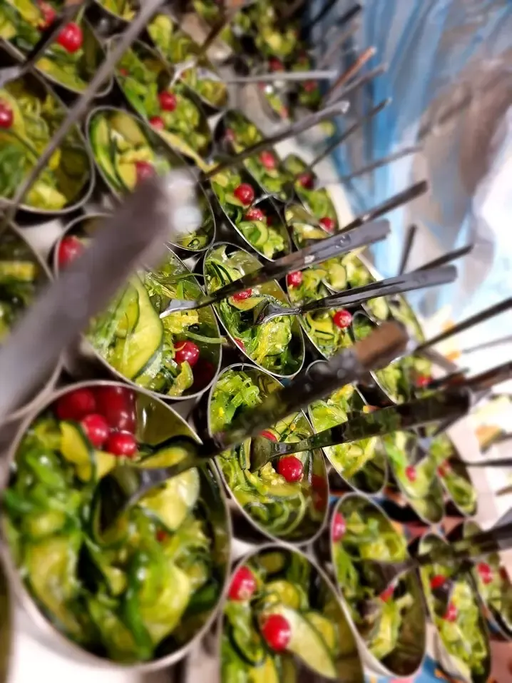 Vasitos de ensalada con brocheta