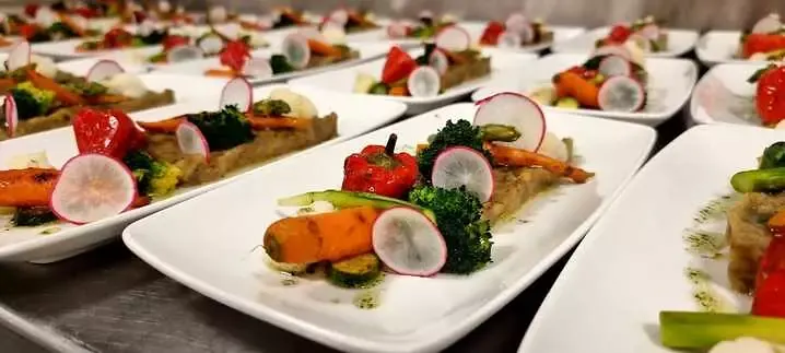 Platos emplatados en línea listos para servir