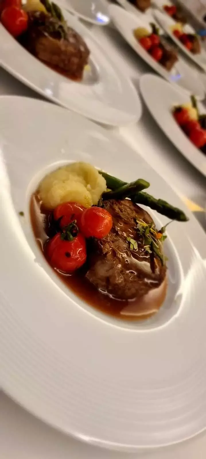 Carne emplatada con verduras en plato hondo